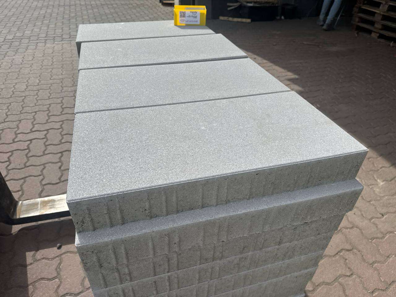 Vanity Pflaster 60x30x8 hellgrau betonglatt/unsatiniert (2.Wahl)