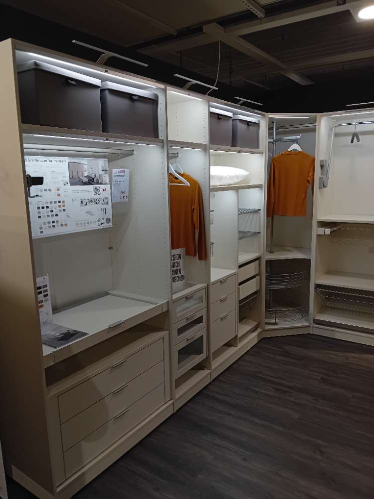 Begehbarer Eckkleiderschrank inkl. Zubehör