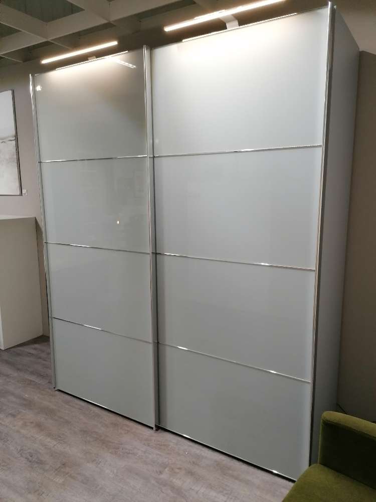 Schwebetürenschrank