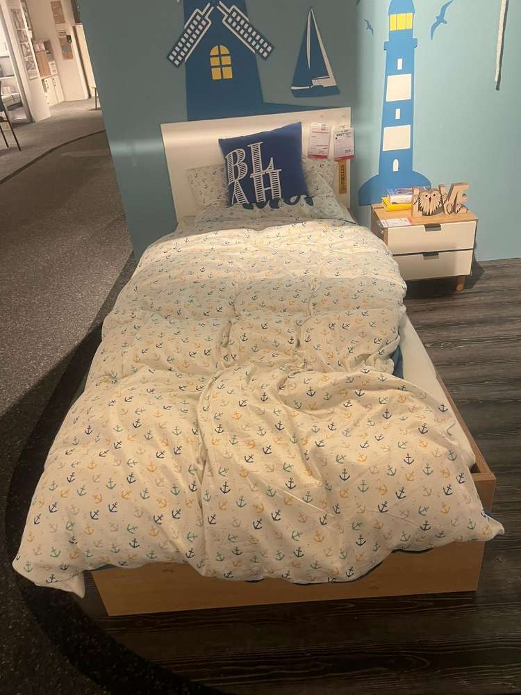 Einzelbett mit Schubkasten