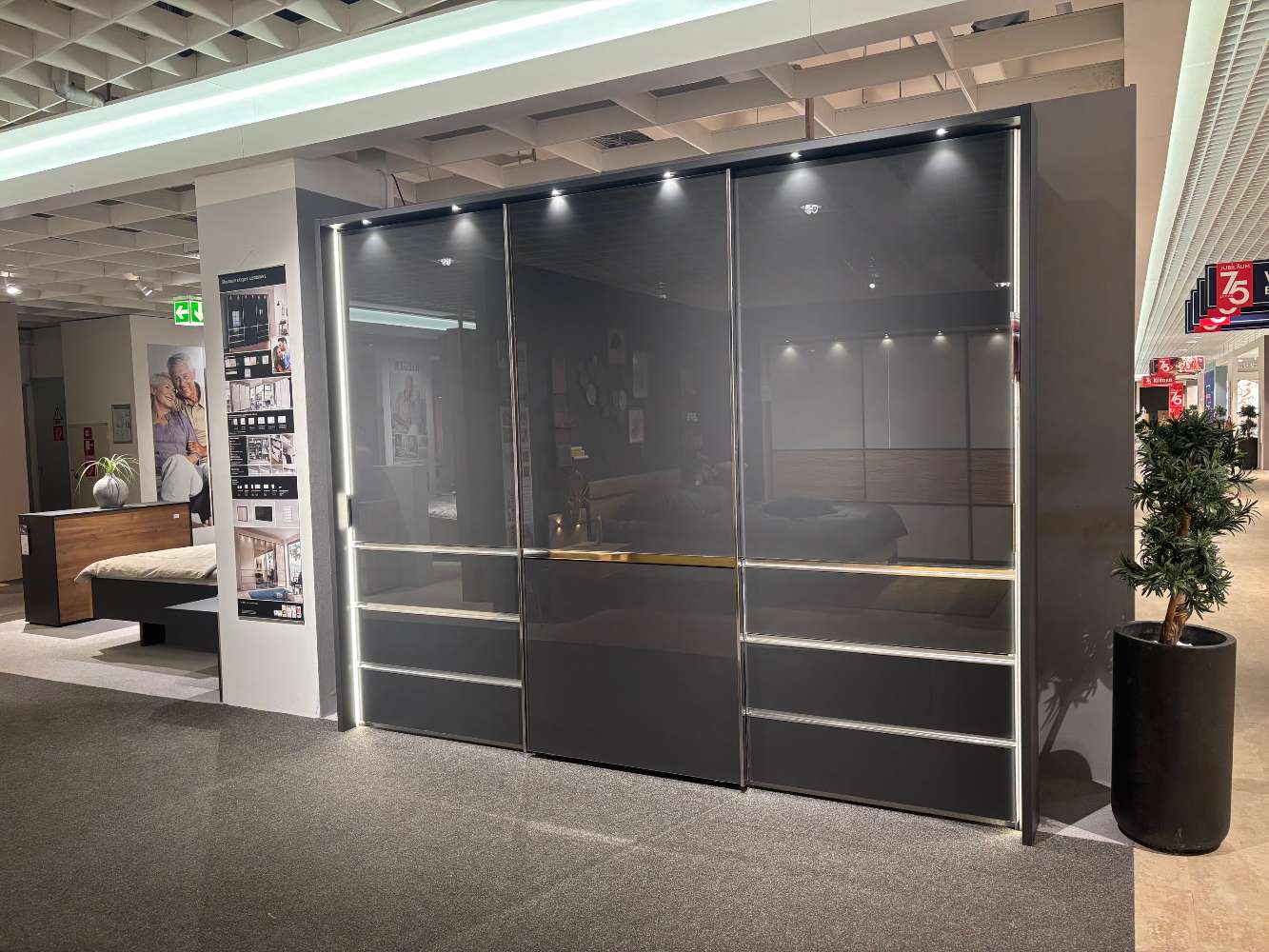 Schwebetürenschrank