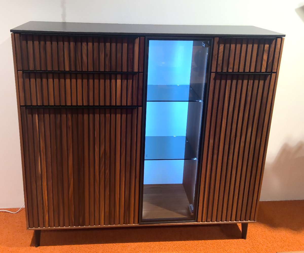 Highboard mit Beleuchtung, massives Nussbaumholz