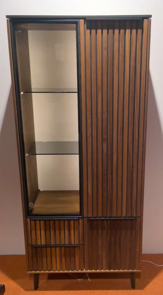 Vitrine mit Beleuchtung, massives Nussbaumholz