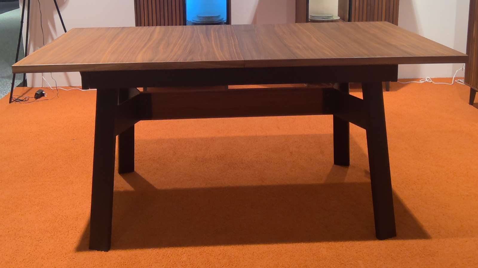 Esstisch, ausziehbar, massives Nussbaumholz