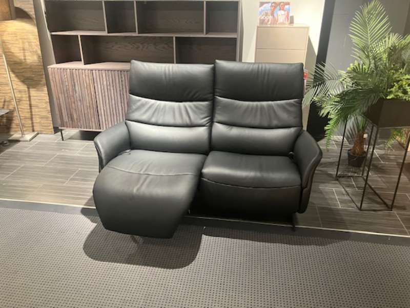 er Relaxsofa mit manuellen Relaxfunktionen in schwarzem Leder