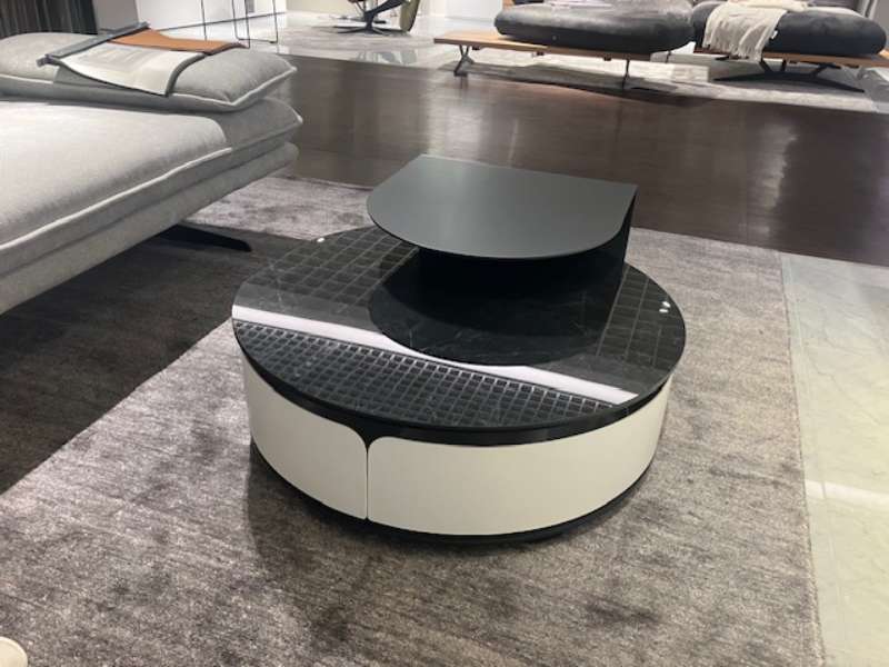 Couchtisch mit synchron drehbaren Schubladen