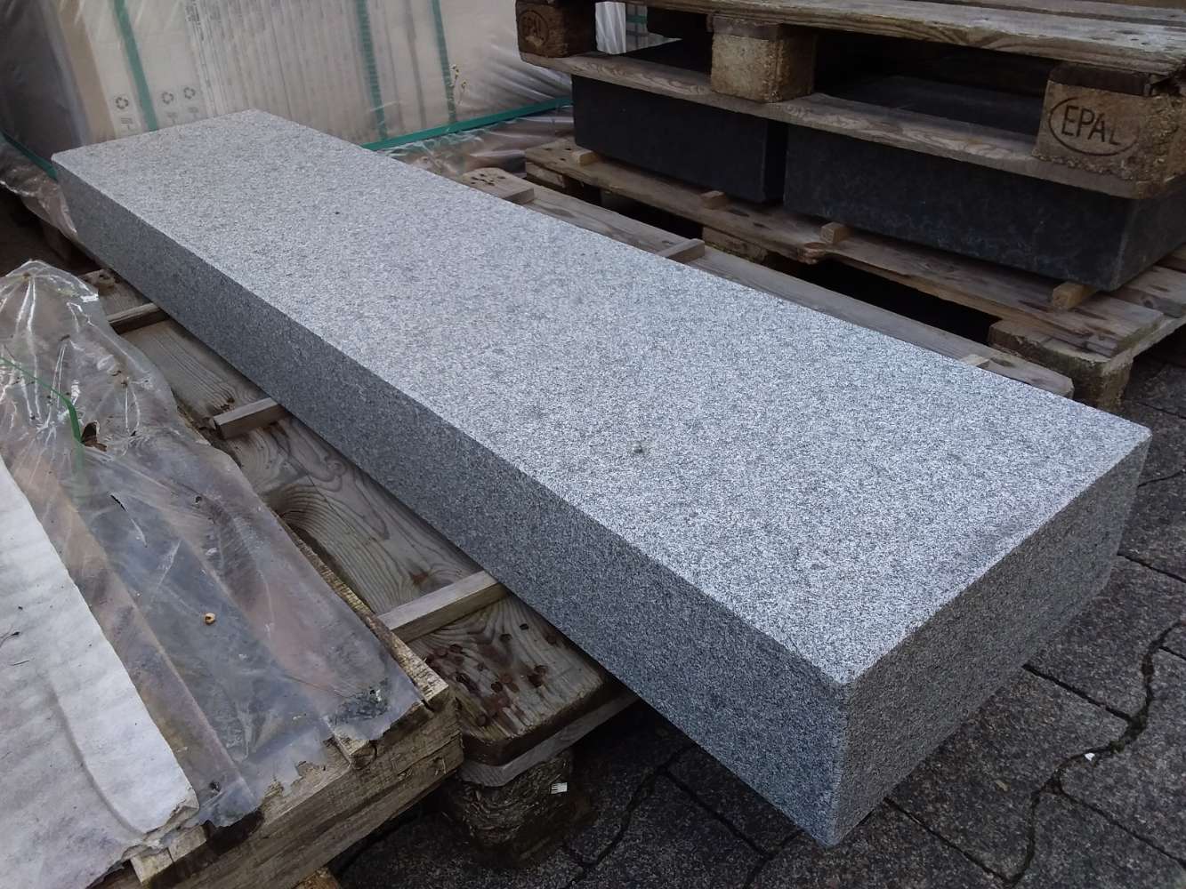 Blockstufe Granit 15x35x150 anthrazit Naturstein Seltra