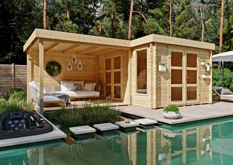 Gartenhaus aus hellen Holz vor einem Pool