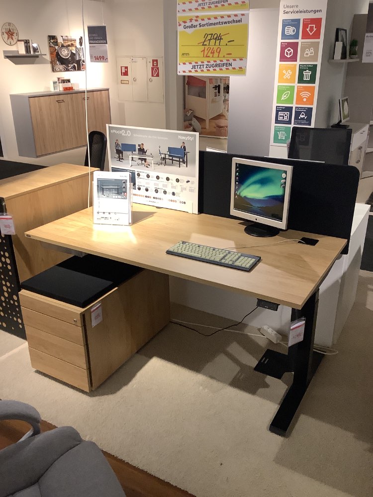 Schreibtisch + Paneel und Zubehör