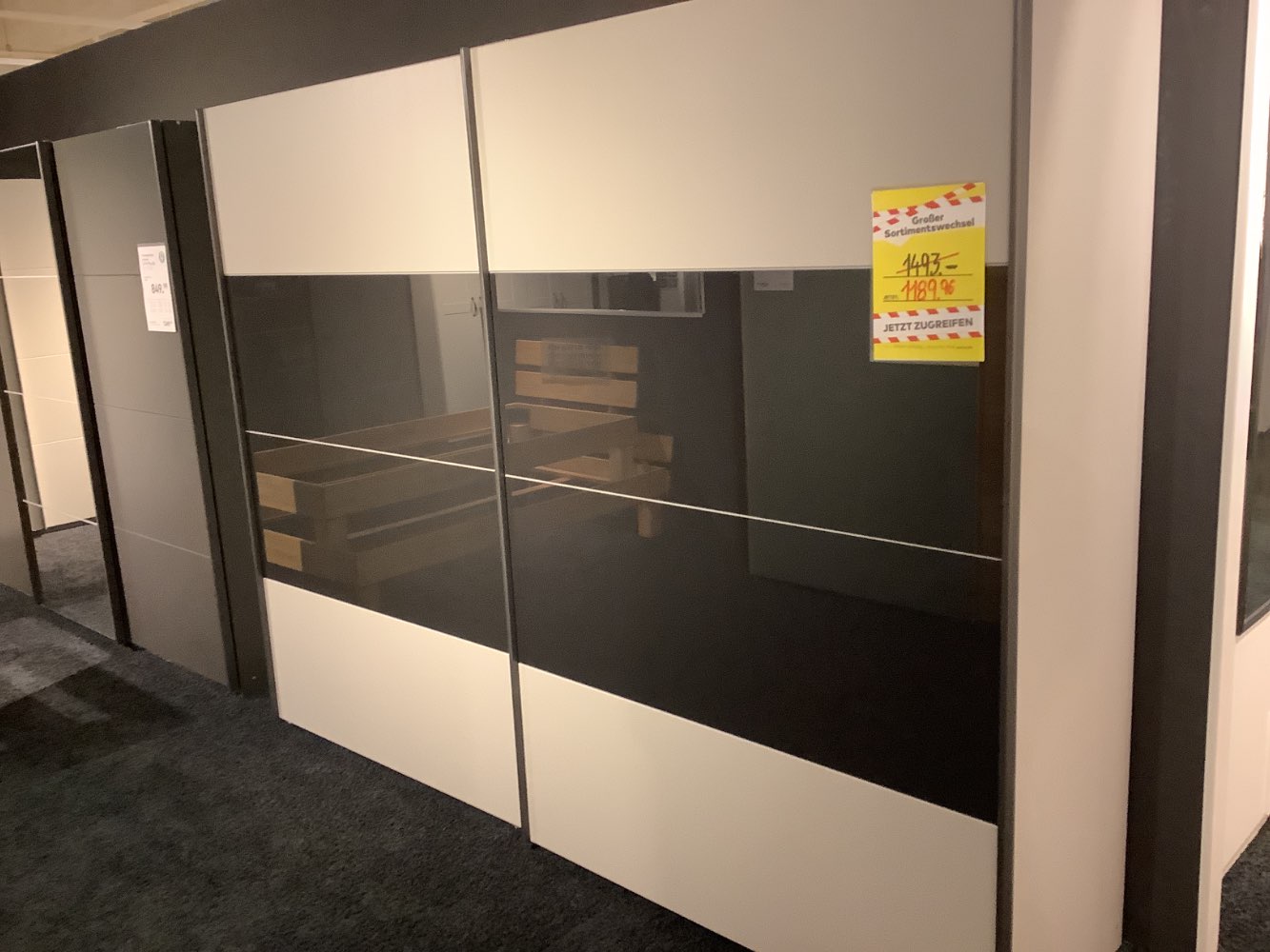 Schwebetürenschrank