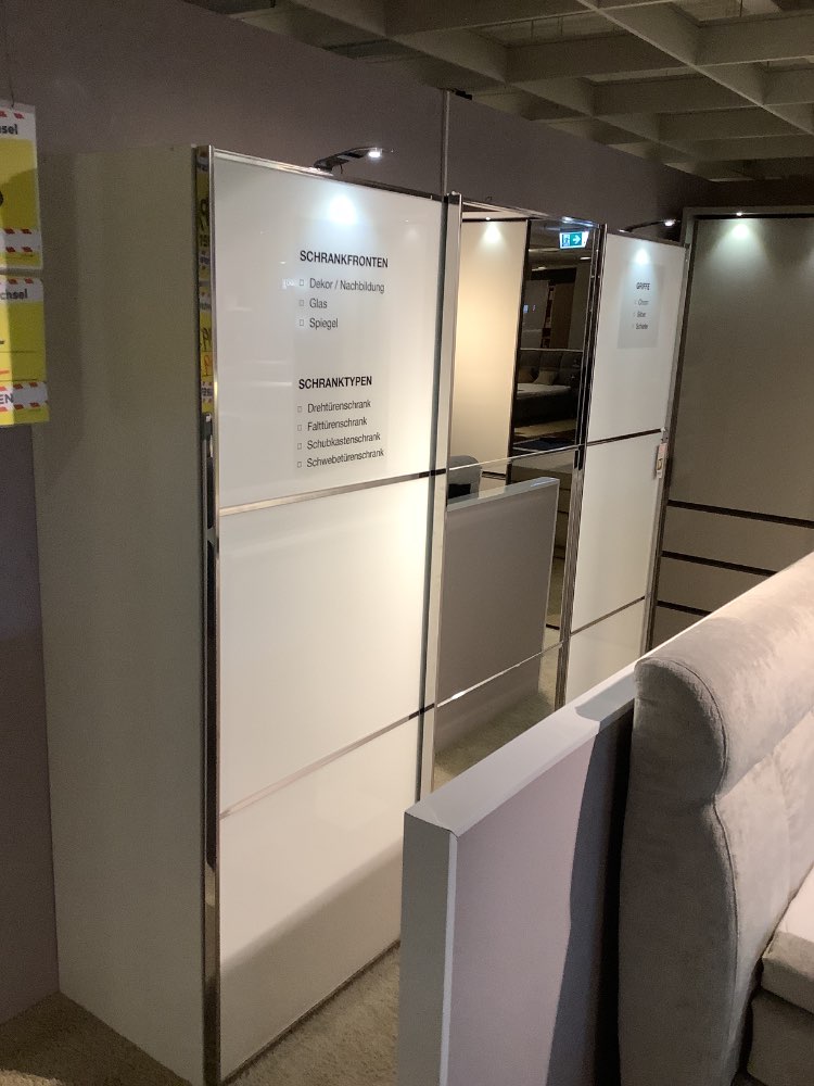 Schwebetürschrank