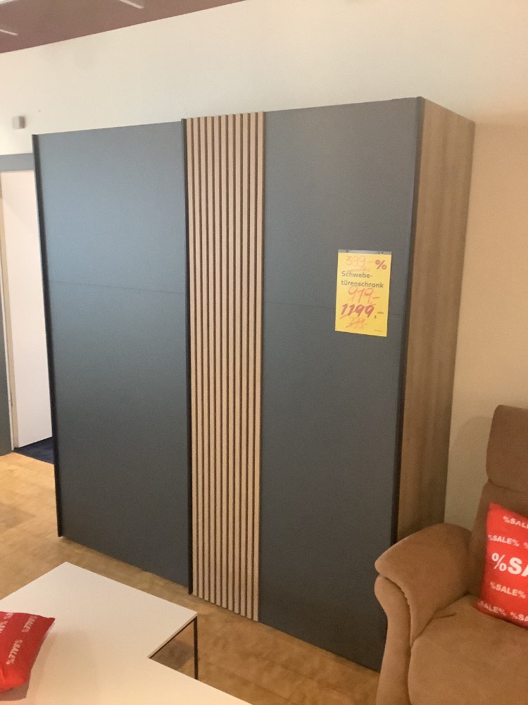 Schwebetürenschrank
