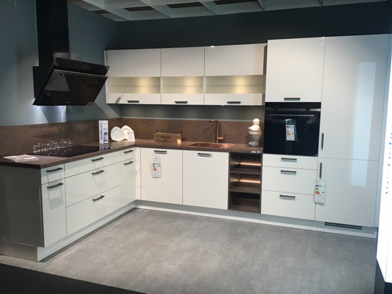 Klassisches Einbauküche in Magnolien Hochglanz Maß 226x344cm