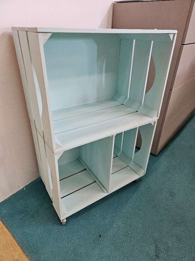 Rollregal in Türkis statt 109€