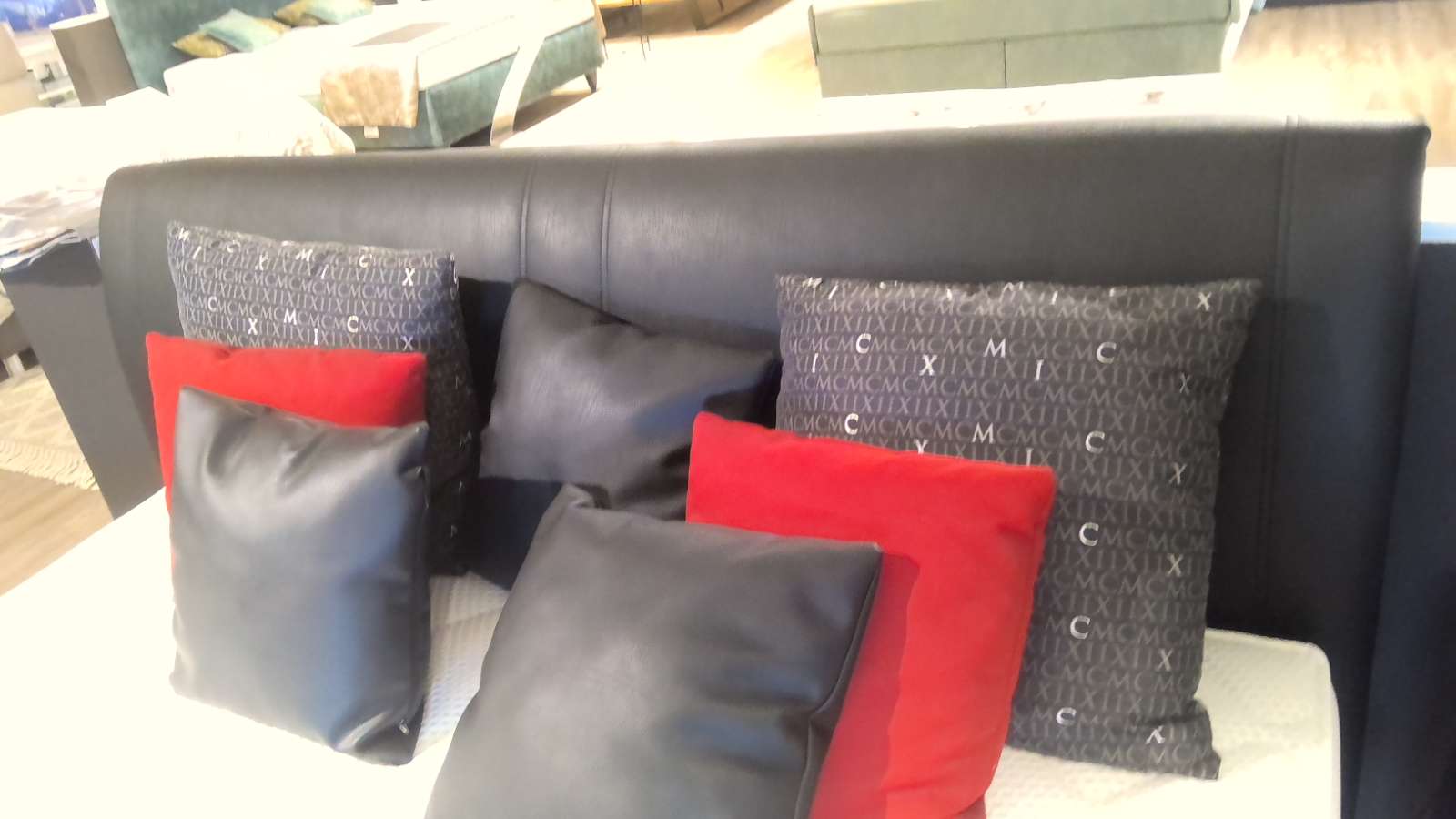 Interliving Boxspringbett 1401, schwarz, mit Kissen & Konsole