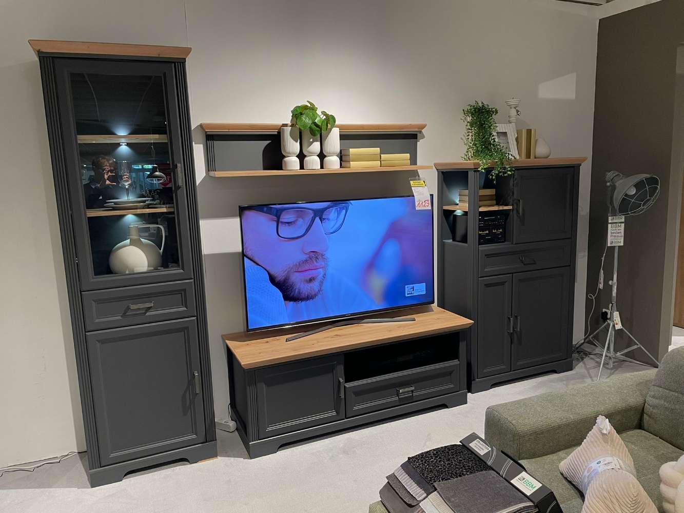 Wohnwand mit LED-Beleuchtung in Graphit / Artisan Eiche NB