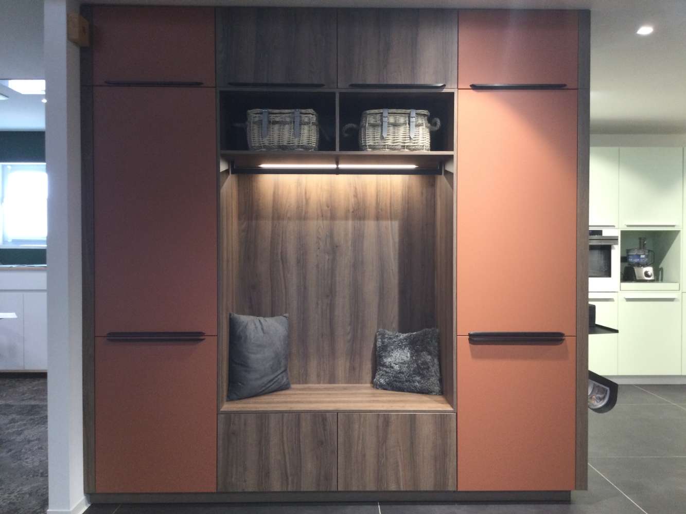 Schüller Matera Colour Einbaugarderobe Orientrot matt Nussbaum NB