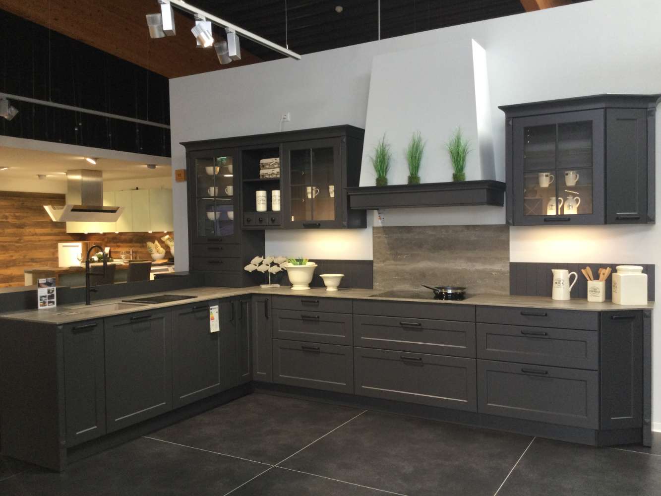 Schüller Vienna Landhausküche Lavaschwarz matt L-Form