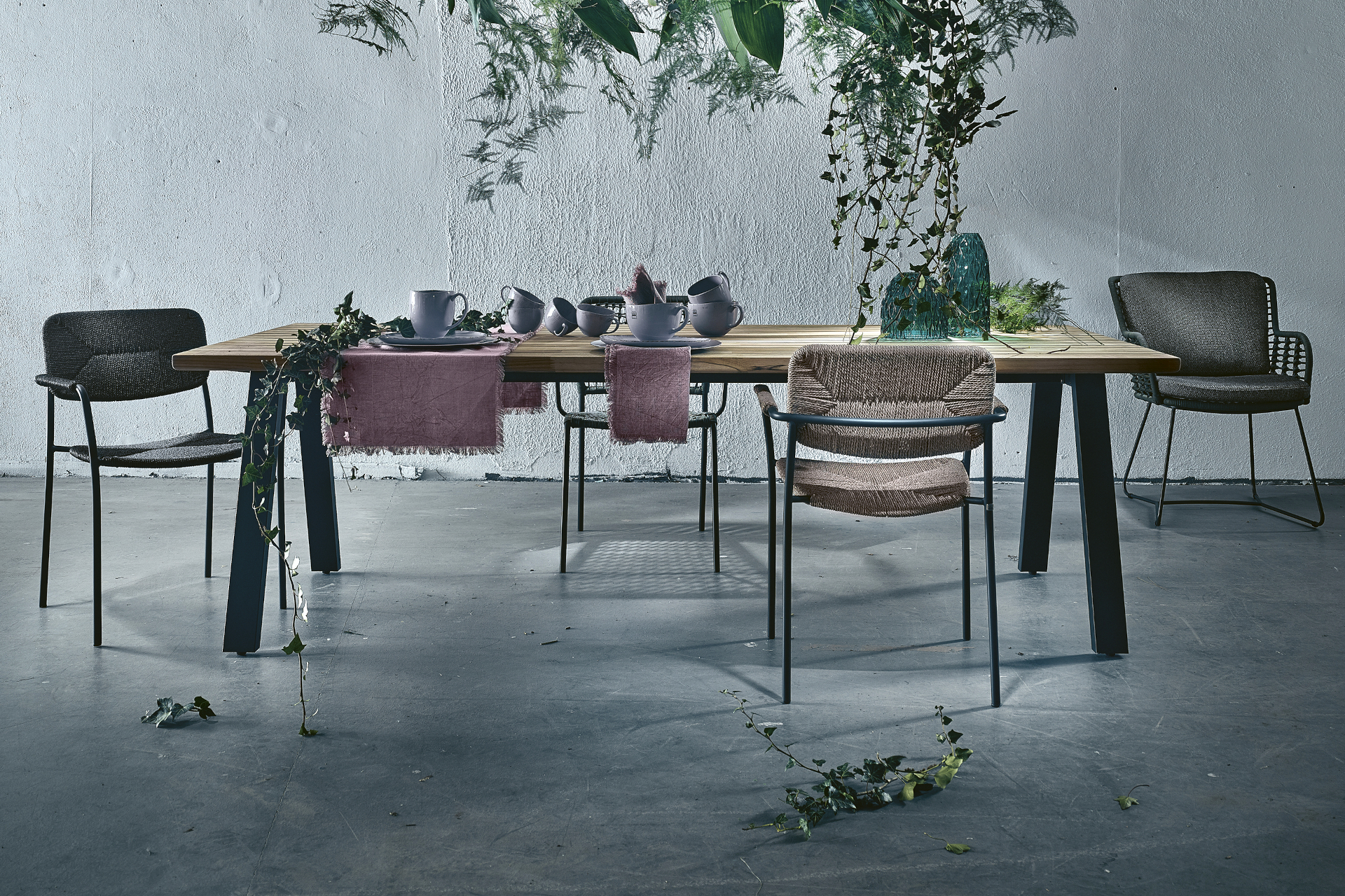 Tisch mit Stühlen outdoor in einem grauen Nebel