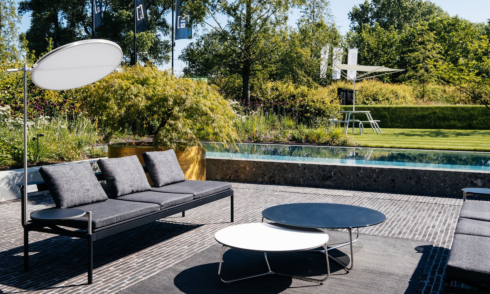 Moderne schwarze Gartenmöbel auf einer Terrasse