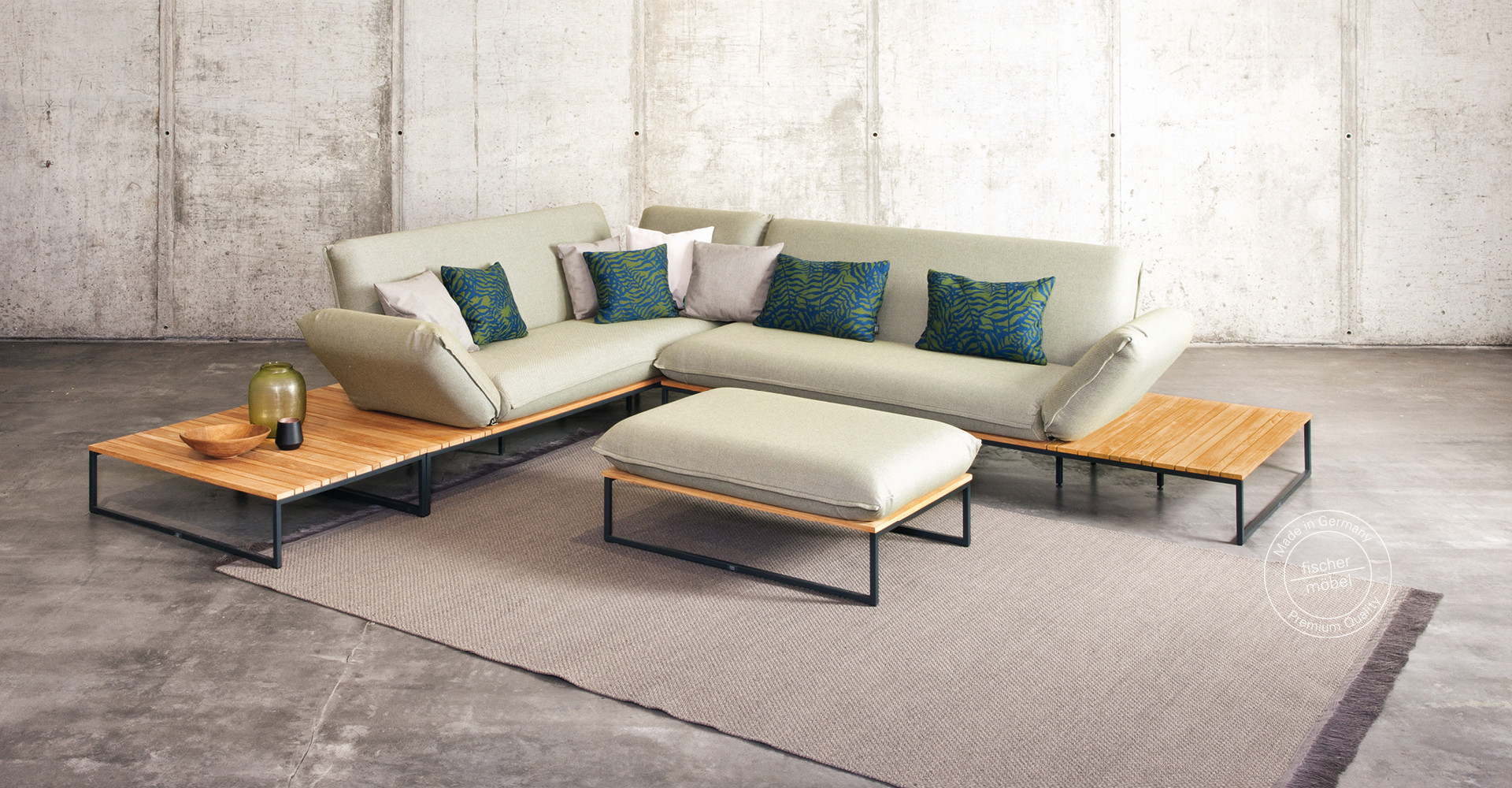 Modernes Lounge Set vor einer Betonwand