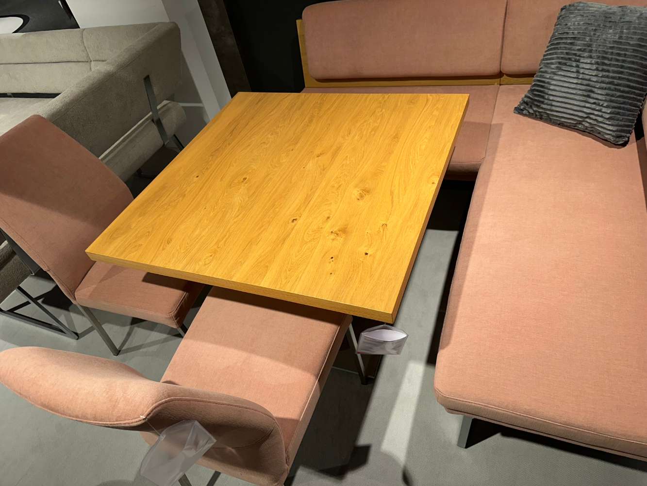 Säulentisch mit fester Platte