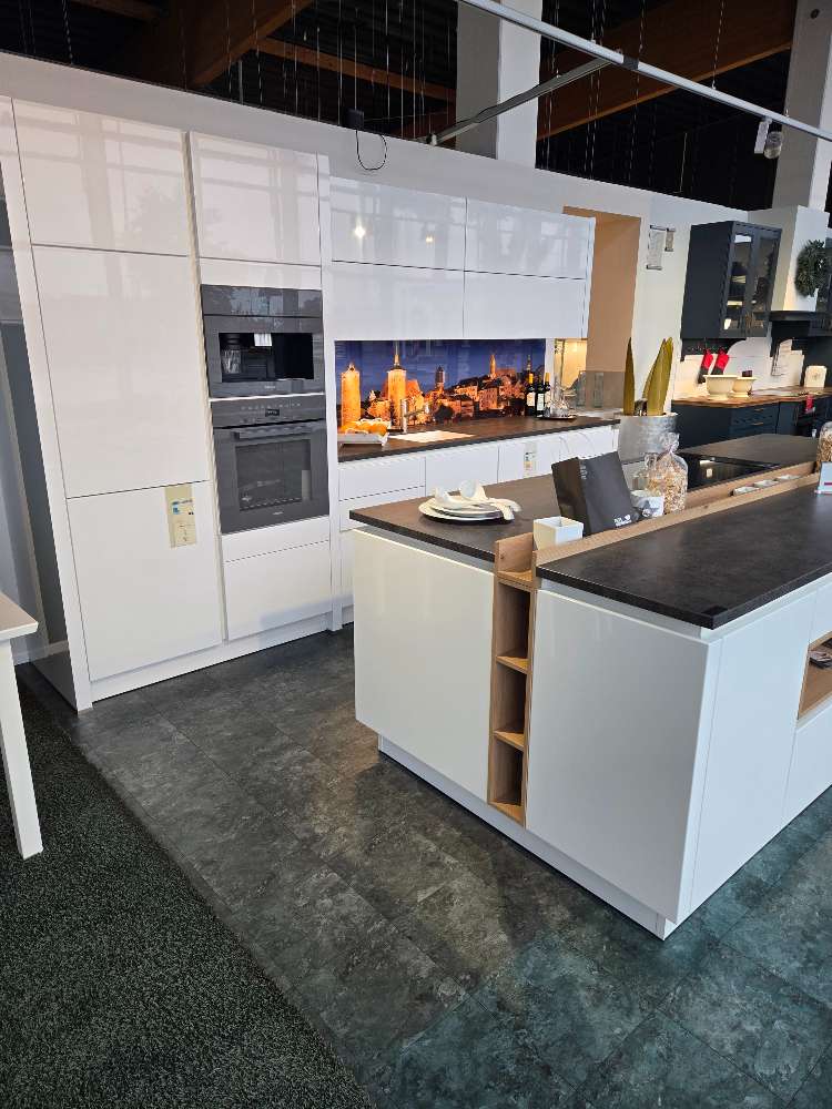 Schüller Gala Ausstellungsküche Kristallweiß Hochglanz Inselküche