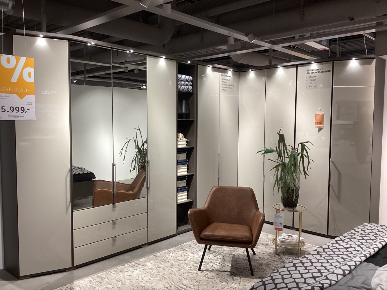 Möbel, Dieter Knoll, Eckkleiderschrank Milano 1000, ca. 400x260cm