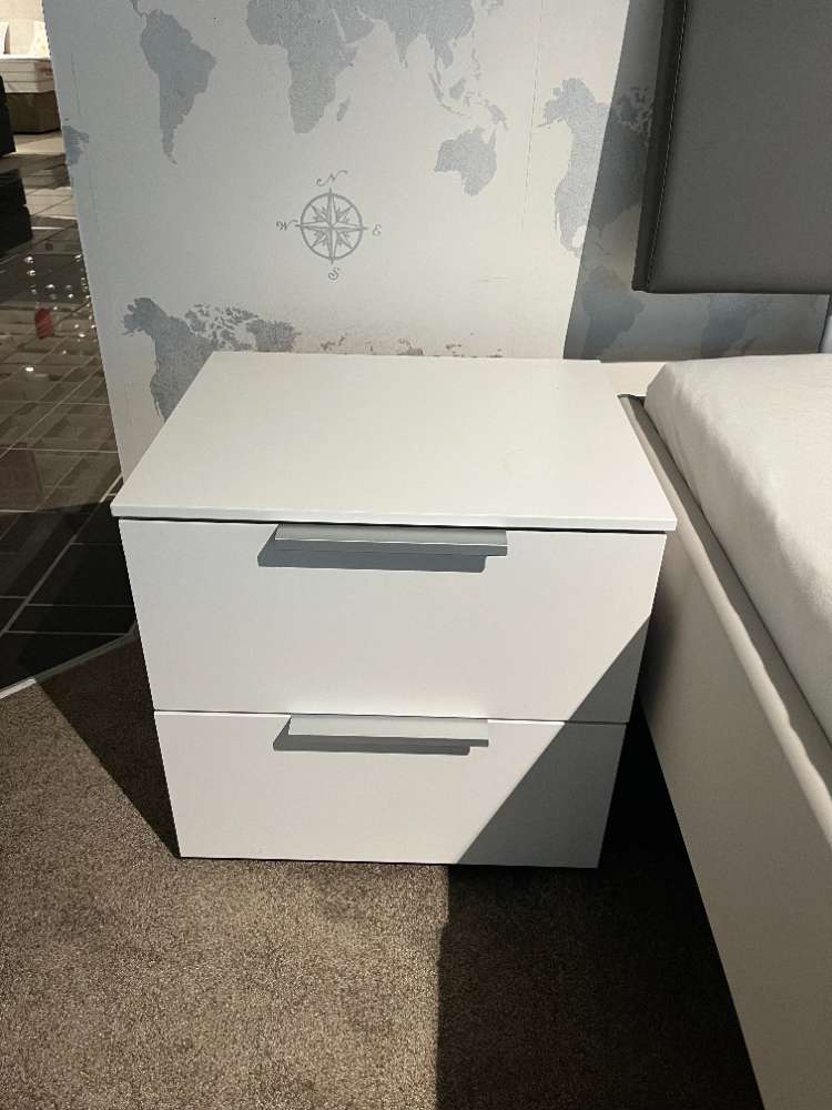 Nachttisch in matt weiß
