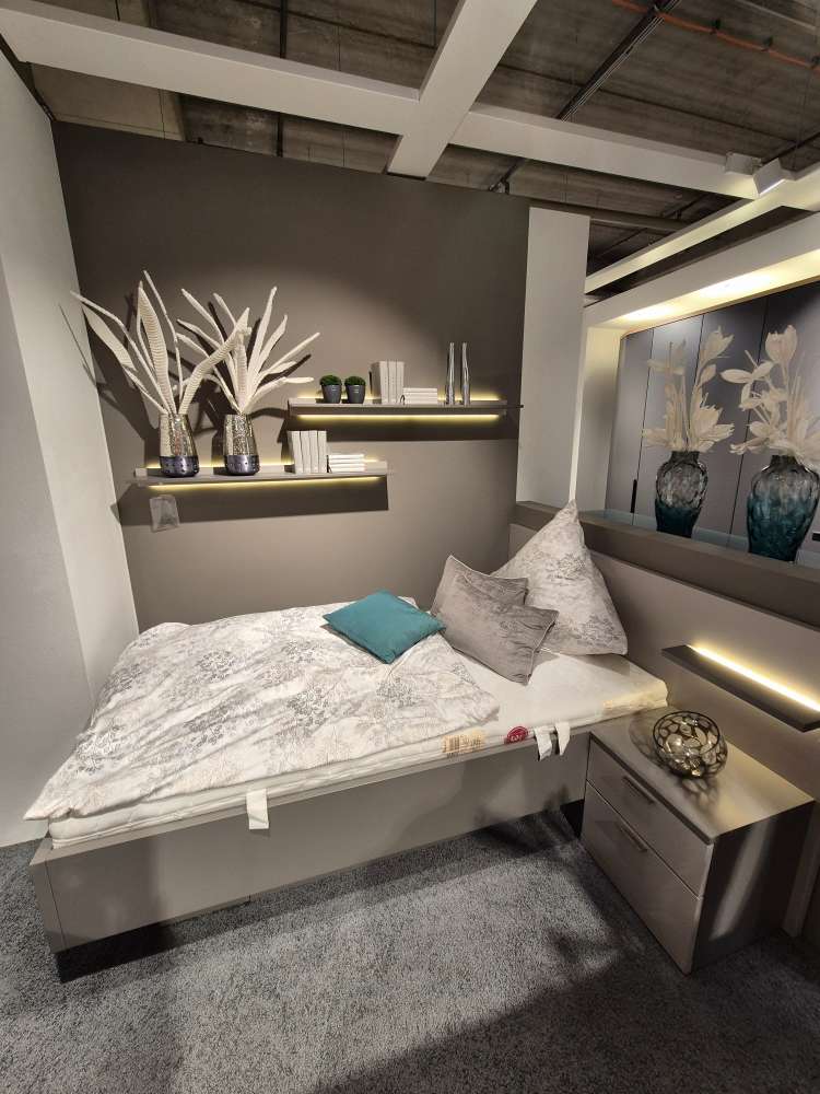 Bettanlage rechts mit Nachtschrank und Bettschubkasten