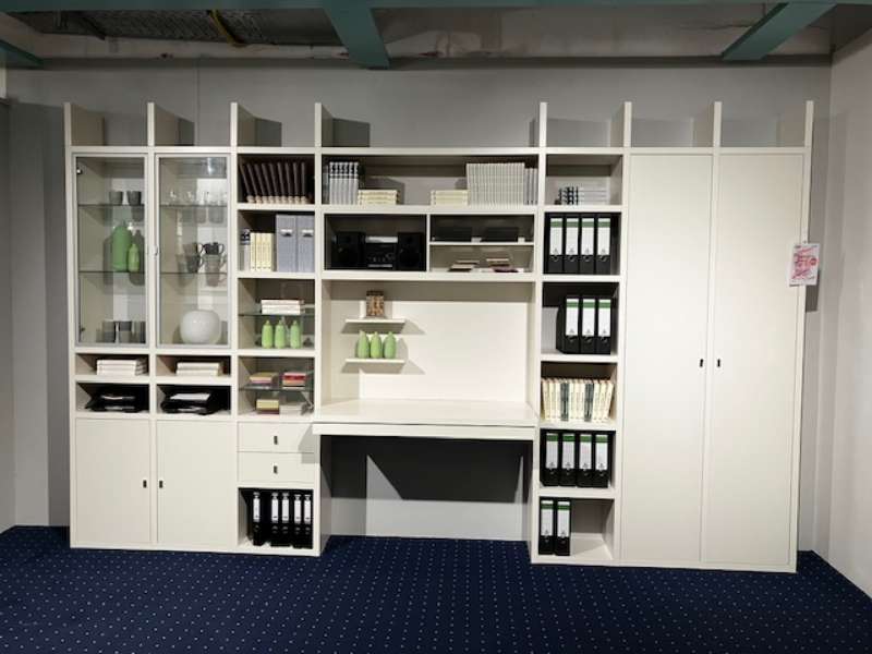 Bürowand mit Schreibtisch