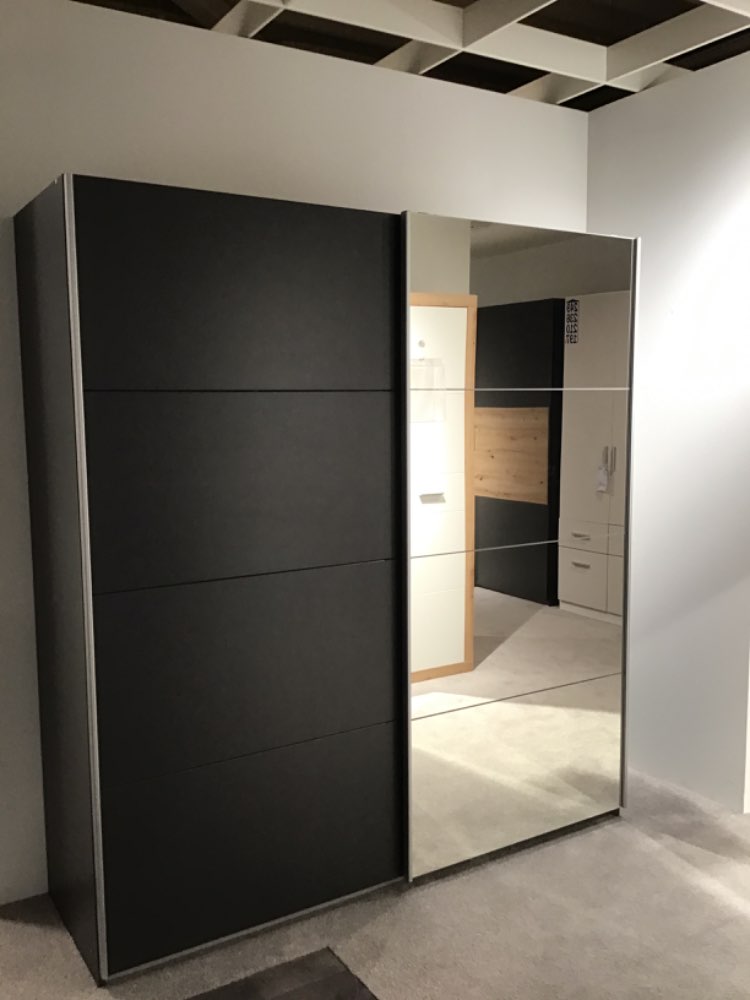 Schwebetürenschrank