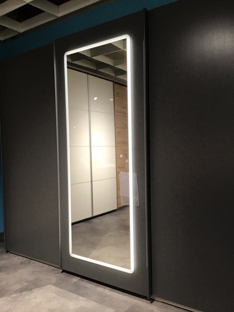 Schwebetürenschrank