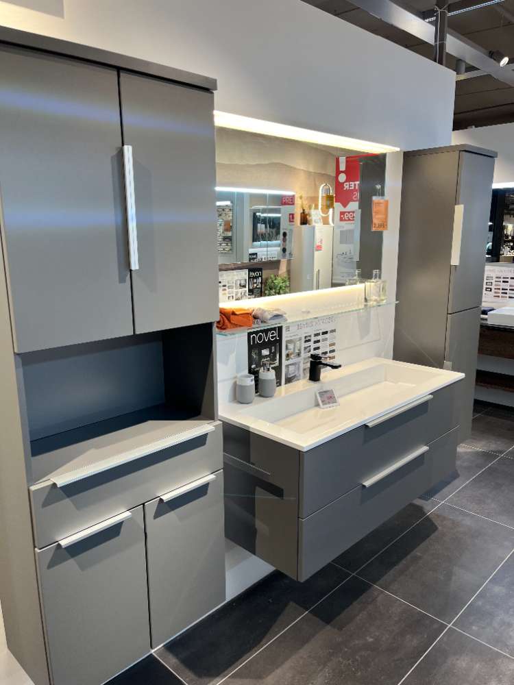 Möbel, Badezimmer hellgrau, XXXLutz