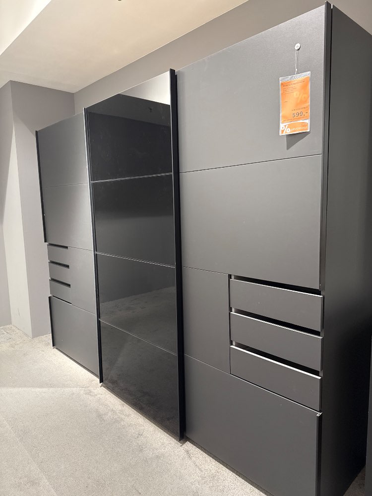 Schiebetürenschrank