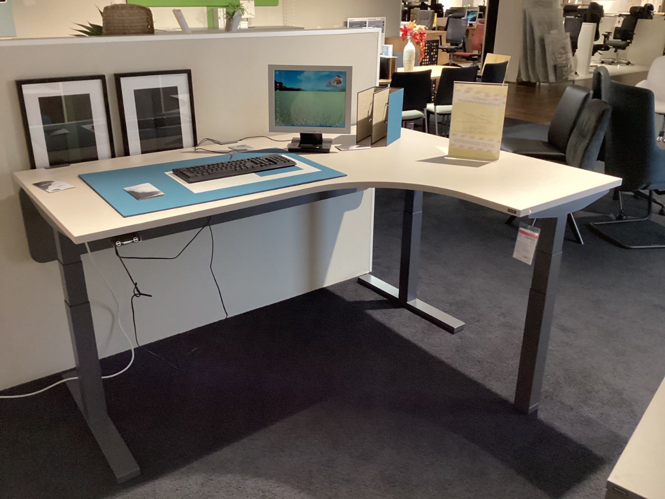 Höhenverstellbarer Eckschreibtisch