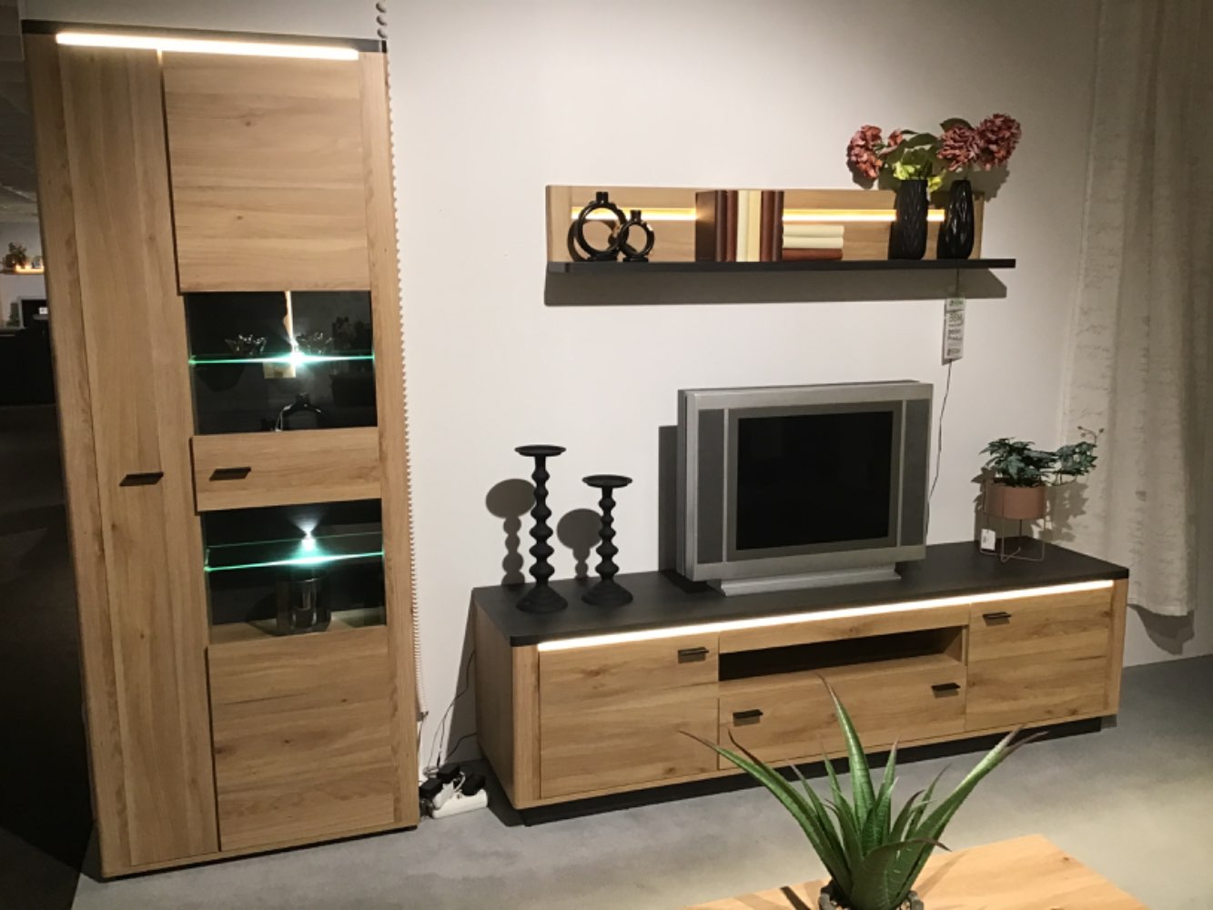 Moderne Wohnwand Maß 310x204x48cm Farbe Eiche/Abs schwarz