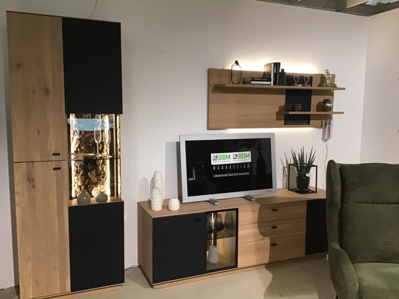 Interliving 2025 Wohnwand Wildeiche massiv Maß 325x209x50cm