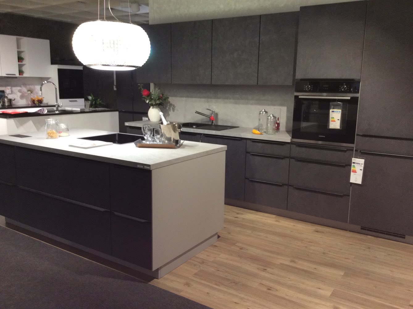 Nobilia Einbauküchen mit Siemens Geräte /Design-Inselhaube