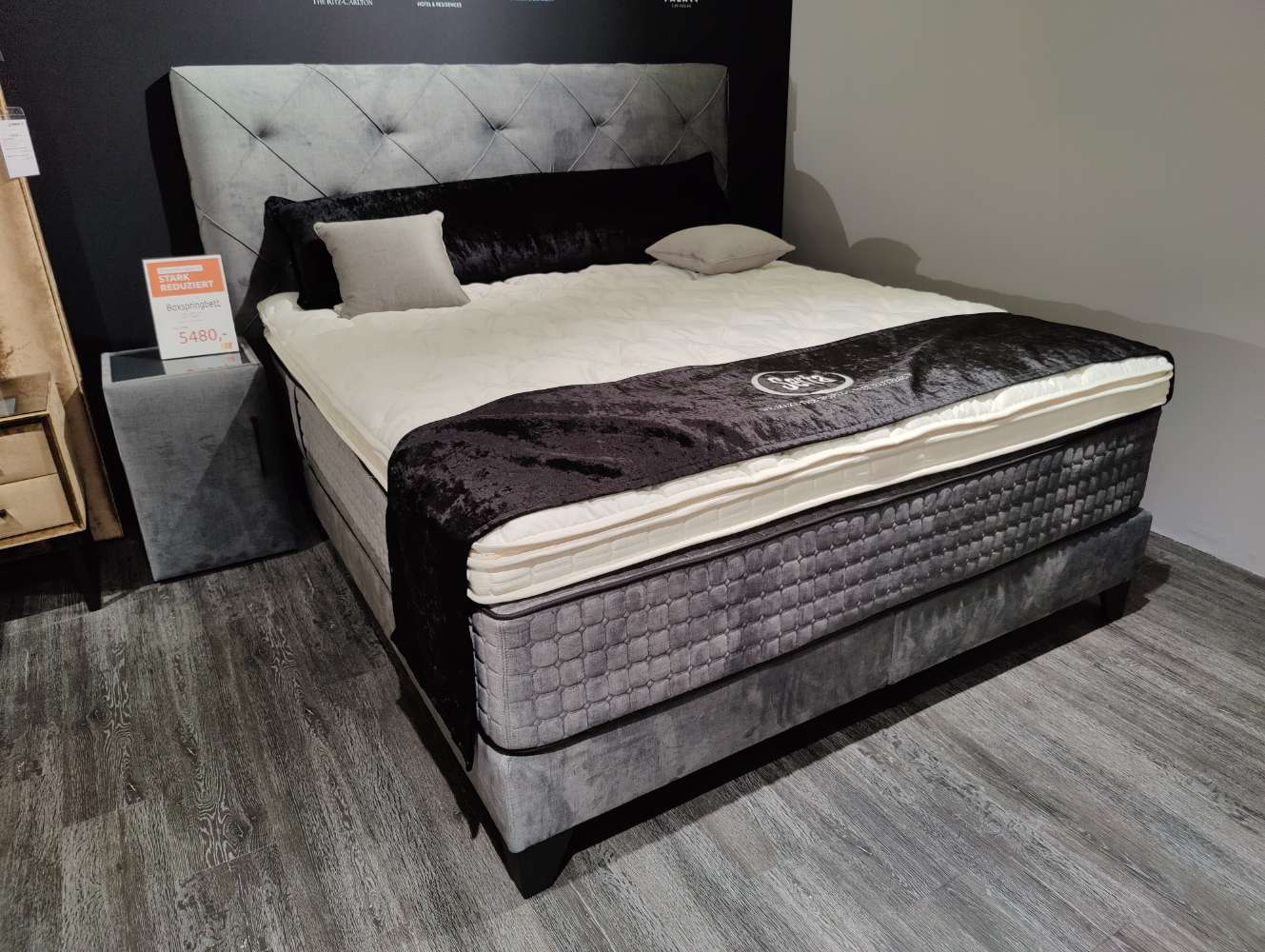 Boxspringbett – SERTA – Manifique – 180 x 200 cm – inkl. 2 Nakos