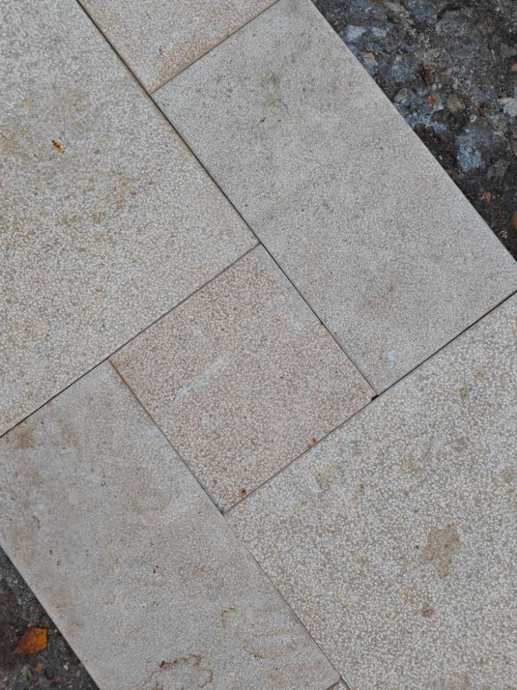 Terrassenplatten aus Naturstein „beige“ versch. Formate