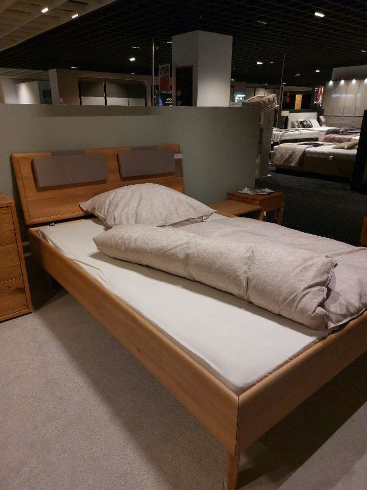 Bett Flow Line mit Kissen und Nachttisch