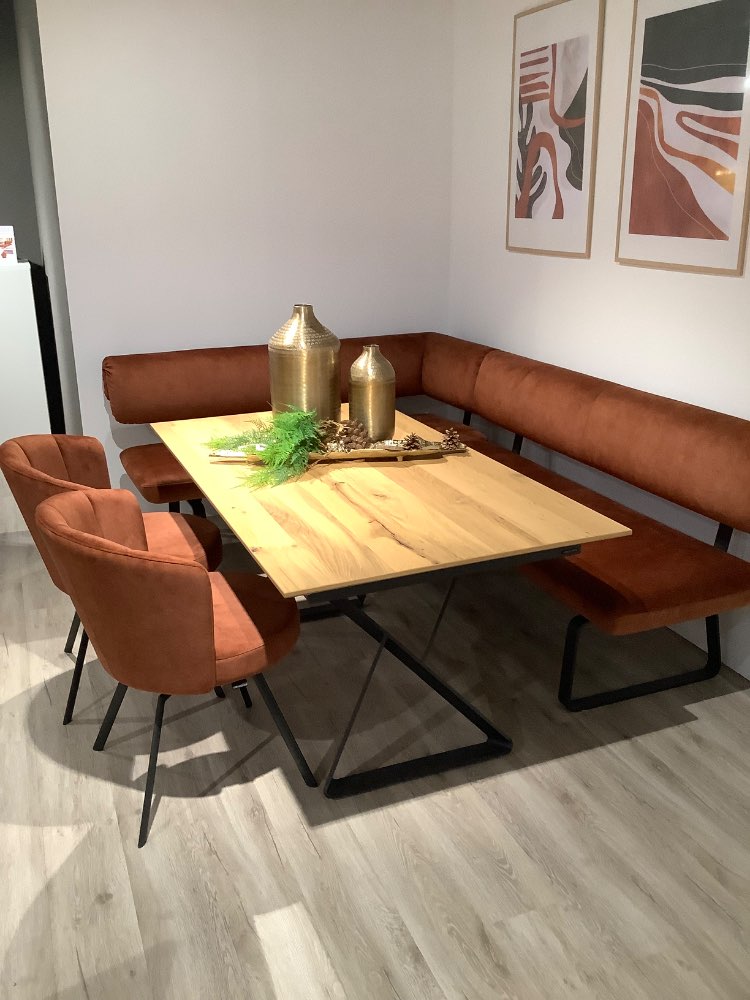 Eckbank mit Stühlen