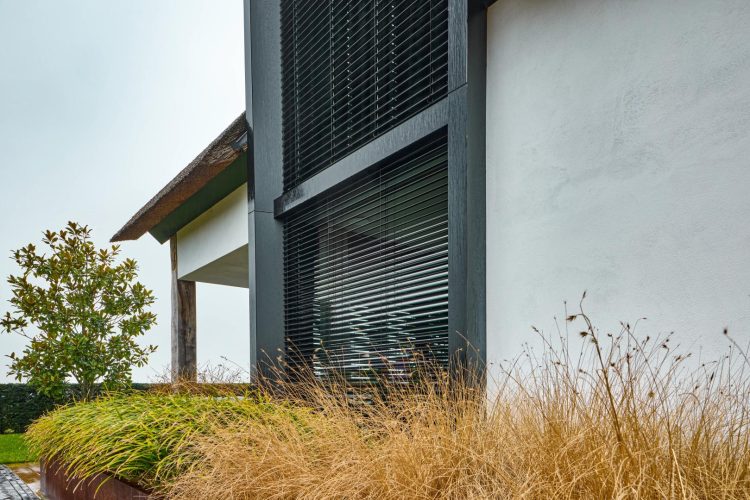 Moderner Neubau mit Raffstoren am Fenster