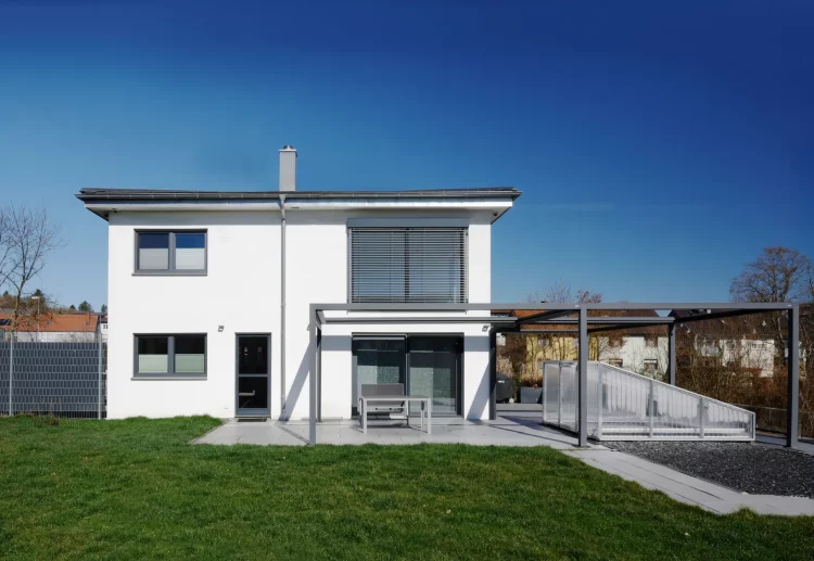 Moderner Neubau mit schwarzen Raffstoren außen