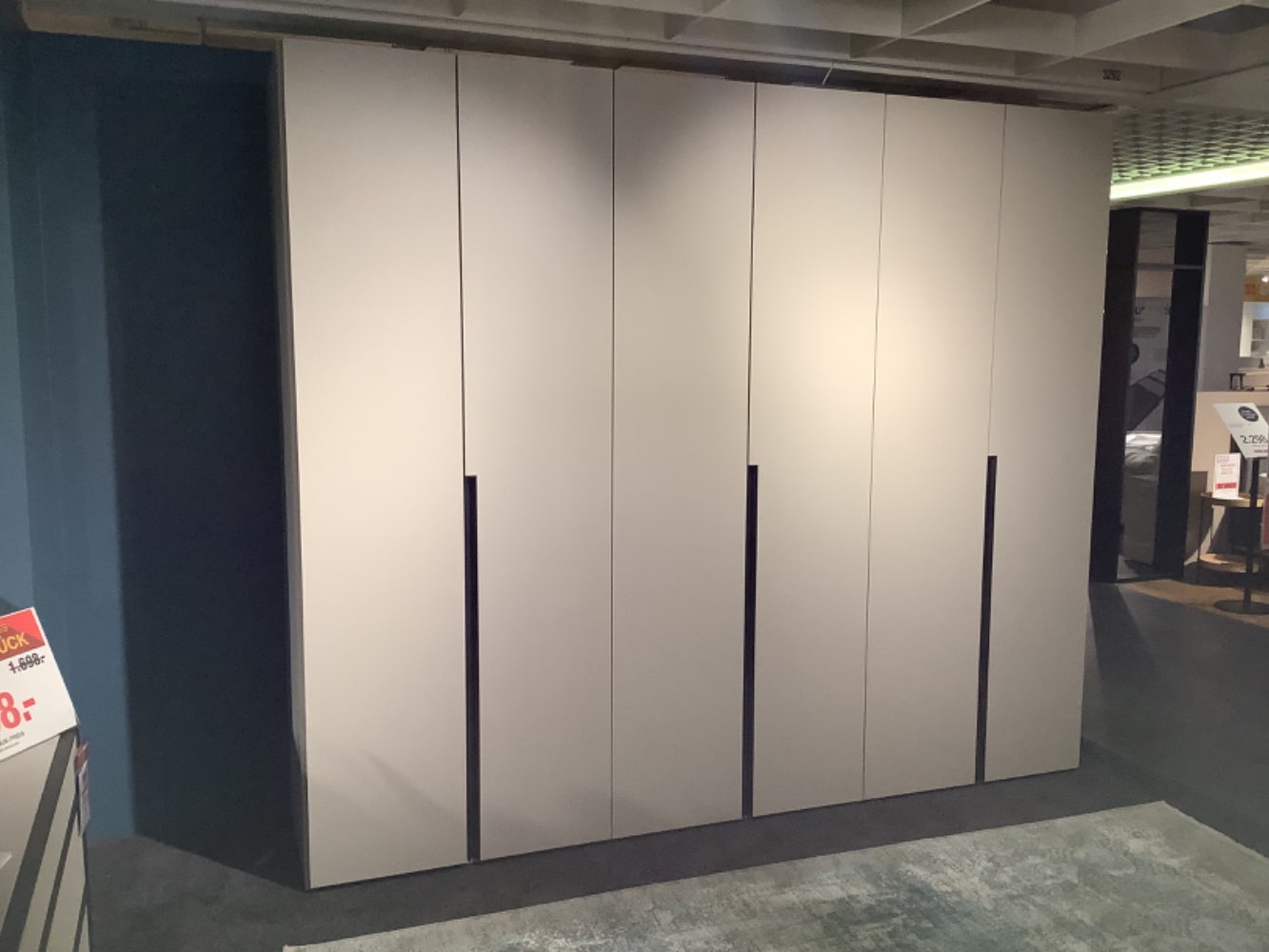 Drehtürenschrank Contur