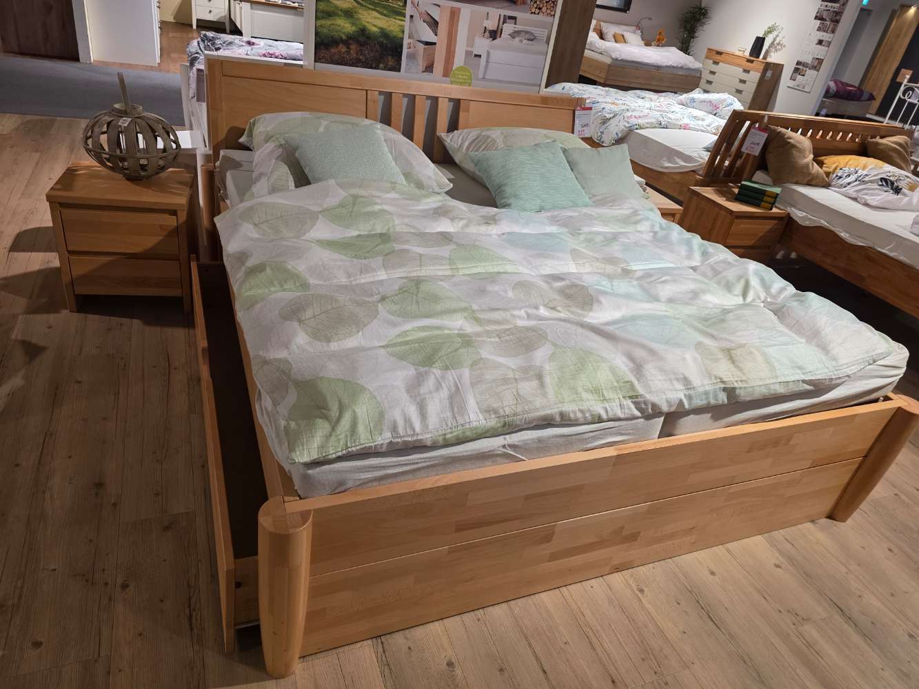 Holzbettgestell 2 Schubkästen inkl. Nachtkonsolenpaar