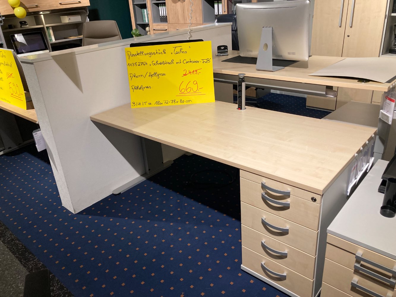 Schreibtisch mit Containerfuß