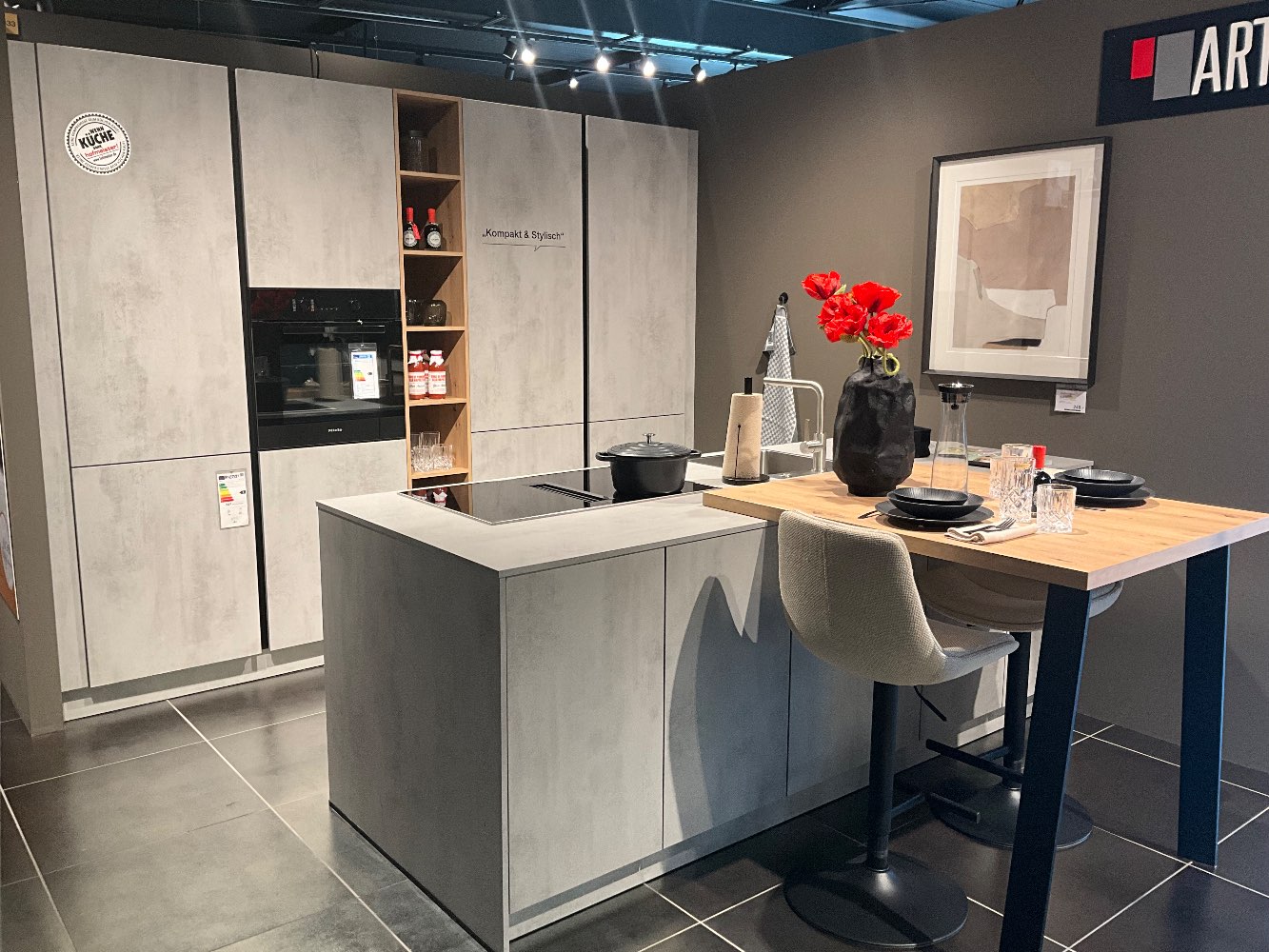 Einbauküche, Müsterstück, Zeile mit Insel und Theke, Schüller