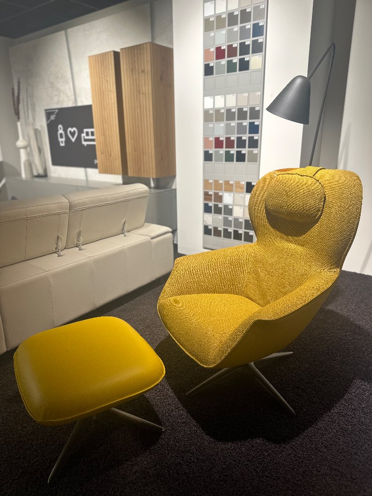 Sessel mit Hocker und Kissen